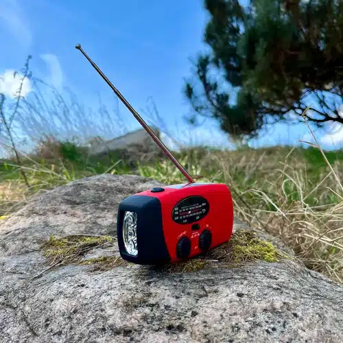 Billig nødradio med lille powerbank, solceller og lygte
